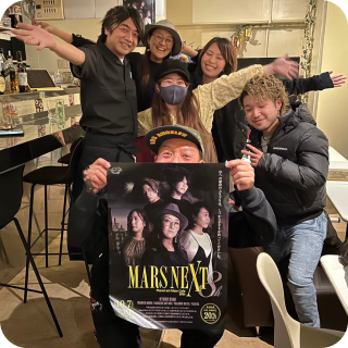店内で撮影した集合写真